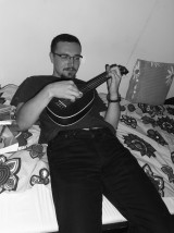 Grzegorz śpiewa kołysanki.
